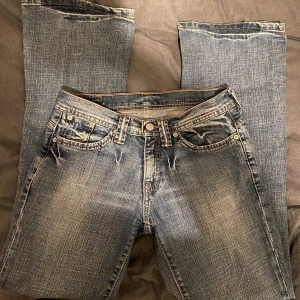 Lågmidjade levis bootcut jeans - Jag säljer mina lågmidjade bootcut jeans från levis. 💕 Midjemått (tvärsöver): 40cm Innerbenslängd: 77cm