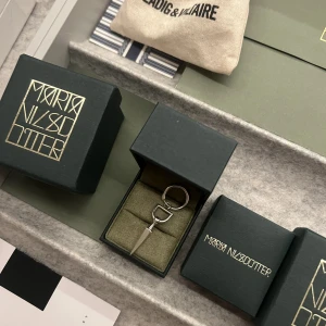 Bitten earring maria nilsdotter - Säljer mitt snygga maria örhänge!! As bra skick, kan mötas i Sthlm. Kommer inte sälja för under 1800!!! Byter jätte gärna mot något annat maria smycke 🖤🖤🖤🖤