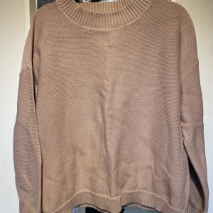 Stickad tröja  - Stickad tröja i ljusrosa som tyvärr blivit för liten. Storlek M💕Hör av dig vid frågor! 