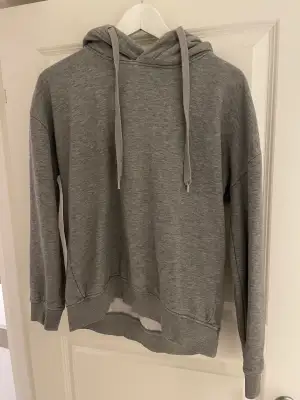 En vanlig grå hoodie ifrån Lager 157! 