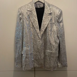 NY! Paljettkavaj Josefin HJxNaKd - Säljer oanvänd paljettkavaj från NAKDs samarbete med Josefin HJ.  Storlek 36. Helt ny med lapp kvar. Hade tänkt ha nyårsafton men blev annan outfit.