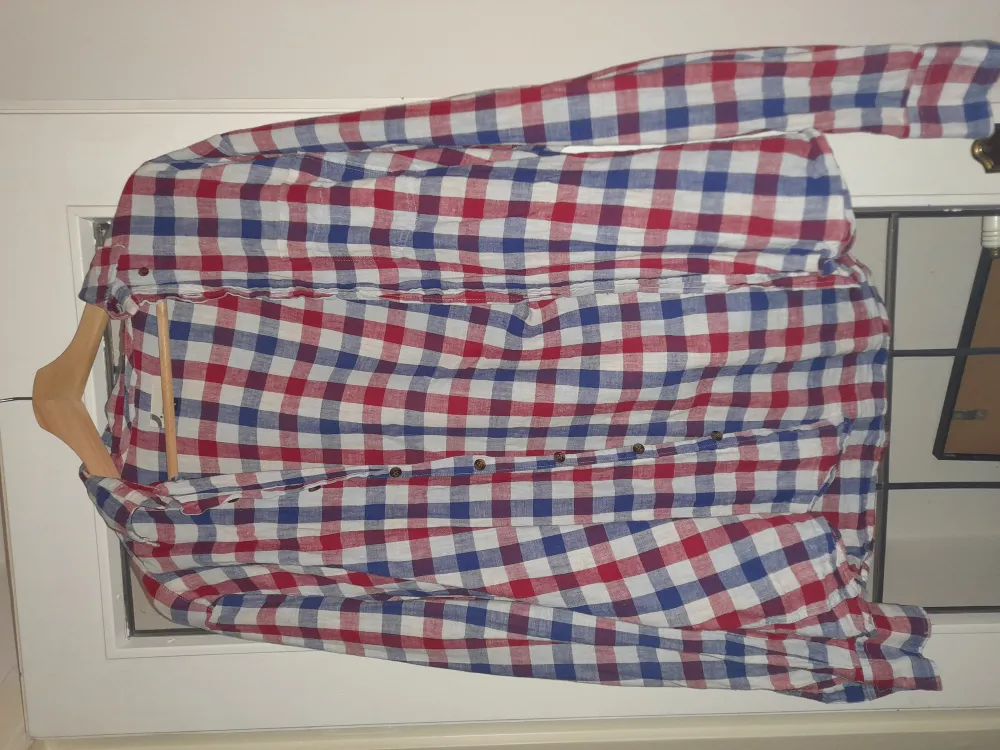 Hej säljer en rutig herr skjorta i röd,vit och blå, storlek L kommer från dressman en gång i tiden. Använd i gott skick, finns i eslöv att hämta kan med skickas frakt tillkommer. . Skjortor.