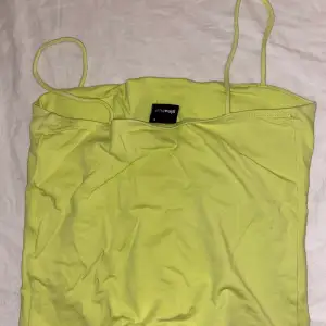 Ett linne från ginatricot i neon grönt/gult. Storlek S. Pris kan diskuteras!
