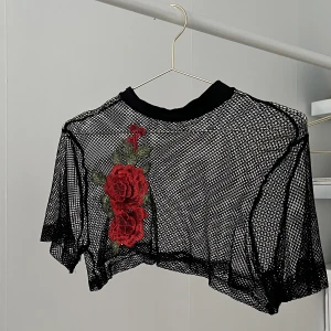 Top och shorts matchande set - Nättopp och shorts med blommdetaljer i matchande set. Rekommenderas att bära kläder under. Stretchigt material. Använt endast en gång. Bra kvalité. 