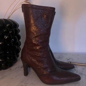 Stövlar  - Supersnygga klackar köpta secondhand men ursprungligen från zara, i storlek 37 och i bra skick!! 