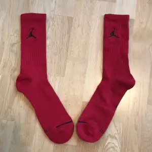 Säljer att par Jordan strumpor med märke som aldrig har kommit till användning 