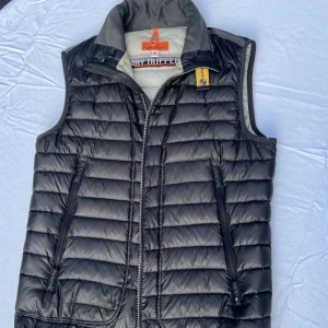 Parajumper väst - Svart/väldigt mörk olivgrön Parajumper Daytripper väst i strl. M. 8/10 cond; minimal rispa i dunet på vänster ”dragkedjeficka” samt lite dusty insida nedtill – bilder kan skickas vid förfrågan.