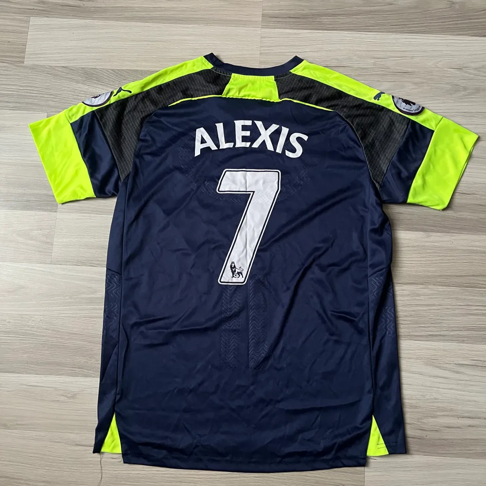 Alexis Sánchez tröja Vet it om den e fake eller legit men har aldrig använt den SKRIV INNAN NI SKA KÖPA. T-shirts.