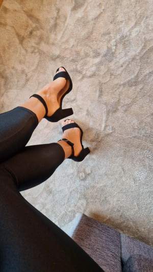 Supersnygga oanvända heels från Anna Field. 🖤
