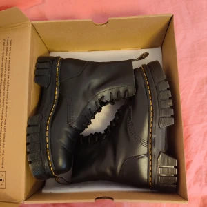 Dr Martens platform kängor - Dr Martens Audrick 8-eye platform boot i stl 41 (UK 7).  Dr Martens lättare och mjukare sulor, AirWair och SoftWair, så skorna är inte tunga trots den tjocka platåsulan.  Använda 1 gång, inga slitningar eller skador finns. Inköpta för 2400kr från Asos.
