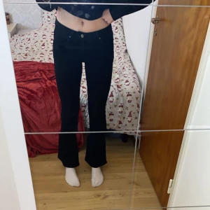 Lowwaist jeans  - Ett par svarta lågmidjade boot-cut jeans från Grunt. Endast prövade men köpta för något år sen. Väldigt fint skick! Nypris 499kr. För fler bilder, frågor eller om ni är intresserade  skicka så svarar jag. Står ingen storlek men jag skulle säga en XS/S