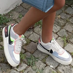 Nike air force 1 - Säljer dessa Nike air force 1 i storlek 40! De är i väldigt bra skick och endast använda ett fåtal gånger. Köpte de på Nikes egna hemsida för 1500, mitt pris är 500! Skriv vid intresse och för fler bilder! 