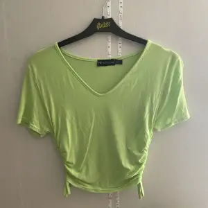 Grön t-shirt med dragsko från prettylittlething i storlek 36. Oanvänd, fint skick. Köparen står för frakt! 💖