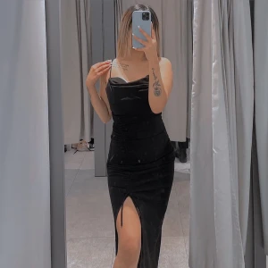 Lång klänning - En jätte fin långklänning från Zara🤍  Använd bara ett par gånger, säljer pga den har blivit för liten för mig.  Köpt för 950 kr säljer för 450 <3