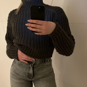 Grå polo  - Grå stickad polotröja från hm i storlek xs. Aldrig använd🤍