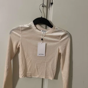 Topp i sammet  - Oandvänd tröja med långa armar från Monki. Storlek xs men passar S. 