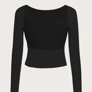 Svart topp med öppen rygg  - Svart topp med öppen rygg som jag fick hem idag från shein, tyvärr så passade den inte mig 🥹 tröjan är alltså helt ny, bara testad! Kom priv för egna bilder 