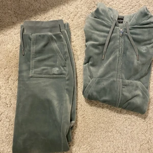 Juice byxor  - Tänkte sälja mina  juicy couture byxor  Finns 1 liten fläck på resoret vid snöret på byxorna men inget man tänker på. Högsta bud vinner 💗