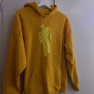 Orange/gul oversized hoodie köpt på Billie Eilish Pop Up Store i Sthlm typ 2019. Liten fläck där framme. Köpt för 400 