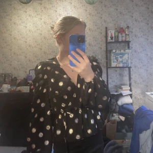 Fin blus/topp - Säljer kläder pga utresning, fint skick köparen står för frakt💙 Fin blus, enbart testad