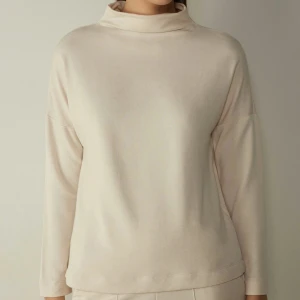 Tröja  - Mysig långärmad tröja från Intimissimi i en beige färg. Nypris 500 mitt pris 100kr