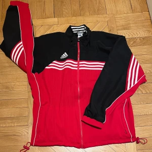 Retro Adidas track jacka - Retro Adidas track jacka i använt men fint skick!