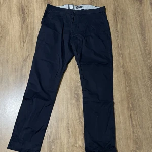  kostymbyxor  -  tror det är kostymbyxor aldrig använda prislappen sitter fortfarande kvar. en väldigt mörk marinblå