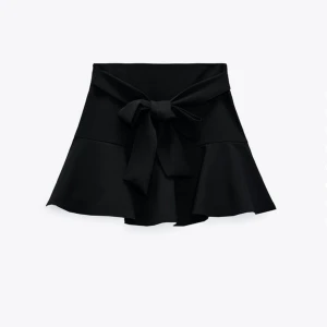 Byxkjol med knytning  - Byxkjol med knytning från zara, bara använts en gång och säljer för att det inte riktigt är min stil längre. 