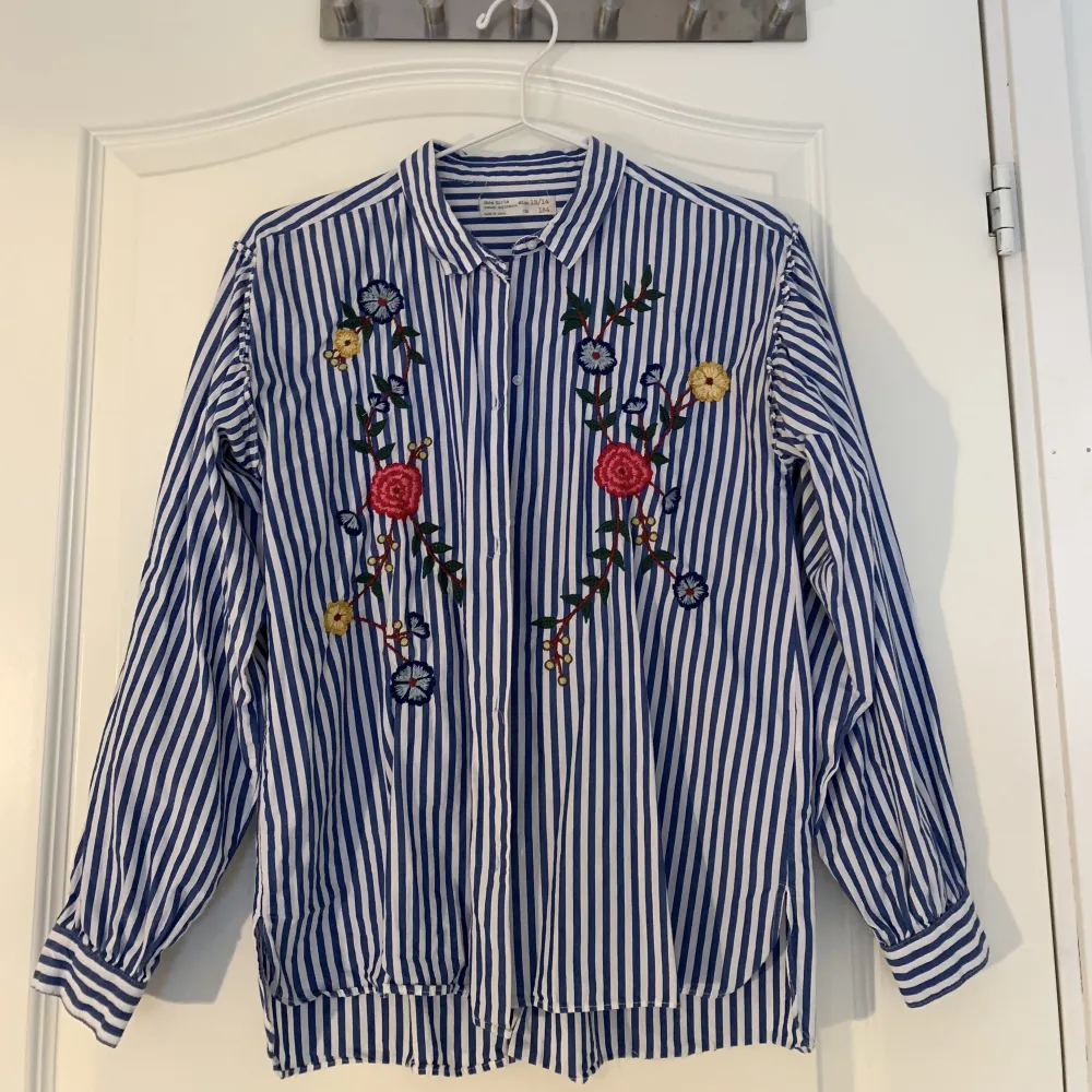 Randig skjorta med broderade blommor 🌷. Från Zara Girls, men passar även S/M.  Nypris: 300 kr Oanvänd. . Skjortor.