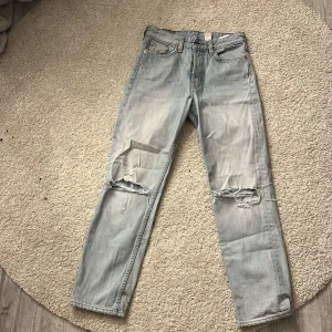 Ljusblåa jeans med hål - Ett par ljusblåa jens med hål grån hm. Säljer de för att de är förstora i midjan o för korta i längden på mig. Jag är 160cm och de är till fotleden på mig. De har bruna ränder runt märket som är avfärgat från de. Därav priset Kom privat för fler bilder.