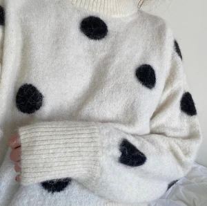 Prickig stickad tröja från other stories - Säljer min fina prickiga stickade tröja från other stories som passa s-m💕