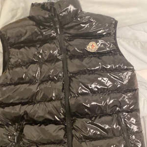 monclerväst - säljer min moncler (ny pris 5899) men det finns ett hål och den är för stor för mig så 2000 hade jag tänkt, går så klart å sänka eller byten
