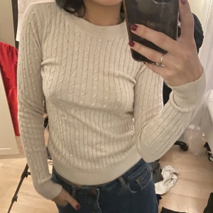 Vit tröja  - Vit tröja i ny skick, använder inte den längre. 