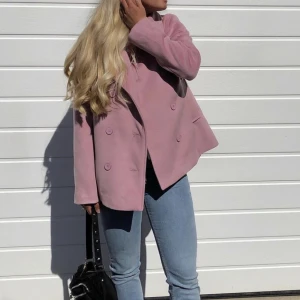 Kappa - Hej! Jag säljer min korta kappa från nakd som endast är använd några fåtal gånger. Den är i storlek S😊 