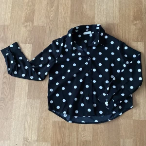 Prickig barnskjorta - Skjorta i mycket gott skick. 96% polyester, 4% elastane 