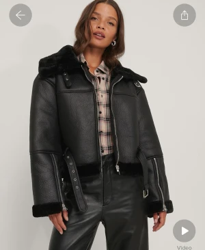 Aviator Jacka från NA-KD  - Croppad Aviator Jacka från NA-KD i storlek 32 men lite oversized så passar alla mellan 32-36  Fint skick använd fåtal gånger 