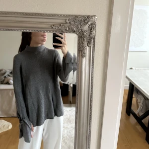 Stickad tröja - Mörkgrå stickad tröja 🌸 super mysig, använd vid fåtal tillfällen 