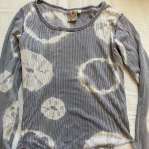 Långärmad tröja  - Långärmad blå/vit tröja med fint mönster.  (Frakt tillkommer)