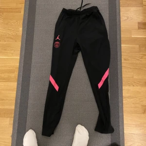 PSG träningsbyxor  - Knappt använda, köpte dem i ett sätt men vill bara ha överdelen