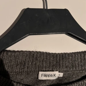 FILIPPA K Stickad Tröja - Nypris 1900 Medium men funkar som large.