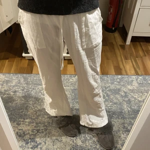 Linnebyxor  - Vita linnebyxor från Lightinthebox. Bara testade så fint skick, köpta för 360kr och säljer för 150kr. Jag är ca 1,65 och dom är i storlek S. Du står för frakten.