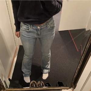 Säljer dessa superfina midwaist ljusblå bootcut jeans! Köpta här på plick❤️passar S och M
