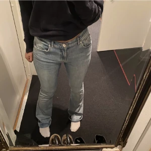 Ljusblå bootcutjeans - Säljer dessa superfina midwaist ljusblå bootcut jeans! Köpta här på plick❤️passar S och M