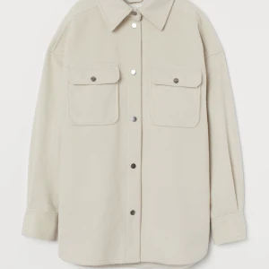 Kappa - En super fin vit skjort-kappa, knappt använd!