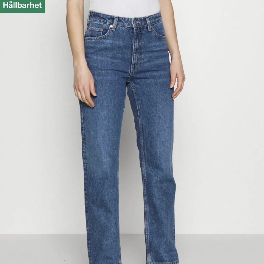 Ett par super snygga weekday jeans som är medelhöga.. Jeans & Byxor.