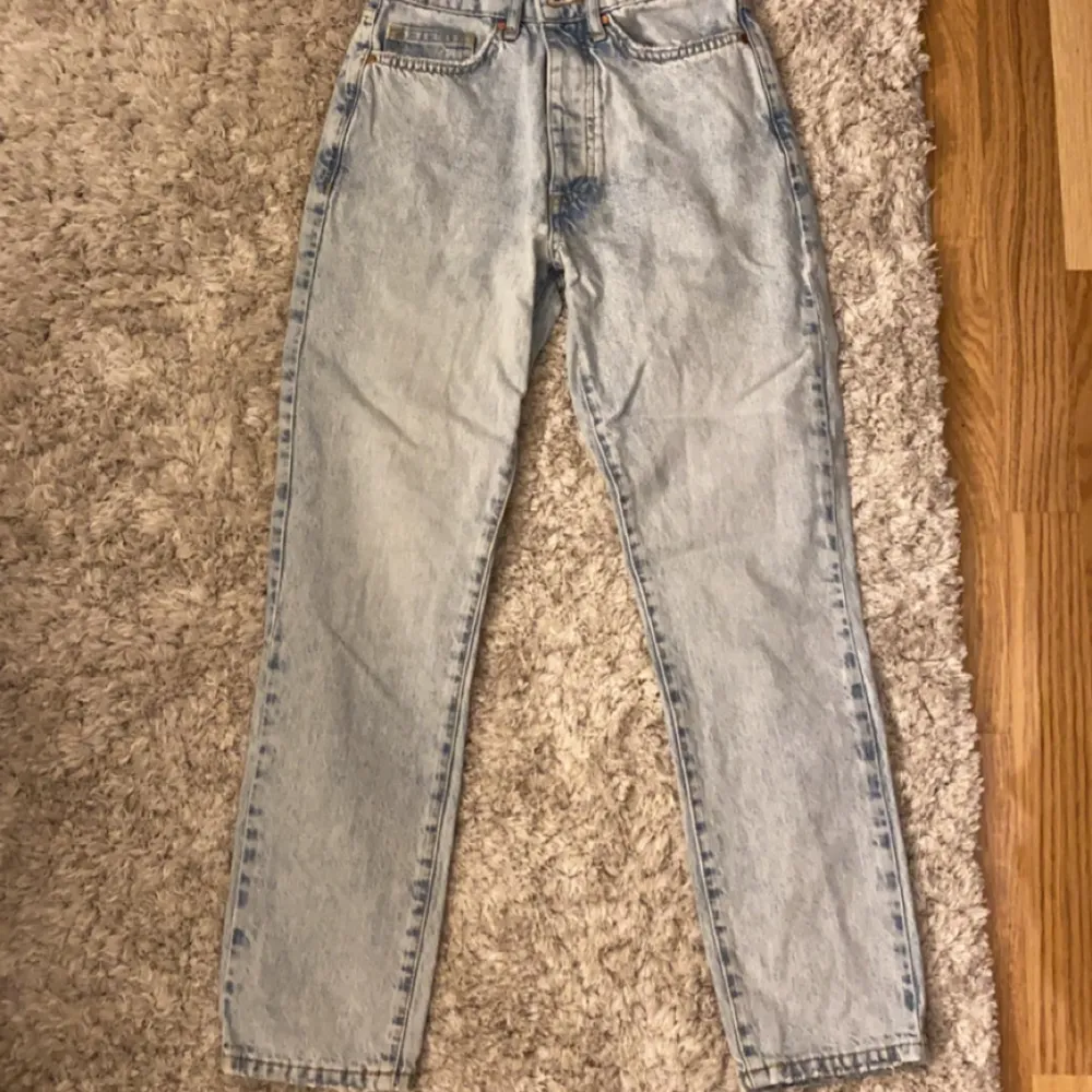 Säljer dessa jätte fina jeans pågrund av att dom blivit för små. Storlek 24 som motsvarar xs ungefär  har använts en gång, vet inte vart jag köpt dom men har för mig på bikbok💕säljer för 200kr+frakt eller bud. Skriv för mer bilder eller frågor. Jeans & Byxor.