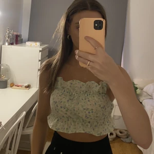 blommig topp - Säljer denna somriga toppen som är kortare i modellen. Använd endast en gång så därav i nyskick. Köpt på H&M i storlek 34🤍 köparen står för frakt!