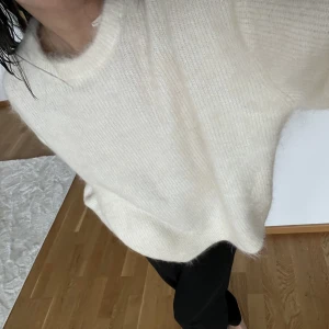 Mohairtröja & Other stories storlek S - Helt ny stickad vit tröja i Mohairblandning från other stories i storlek S. PRISLAPP KVAR! Köpt för 1450. GÅR EJ NER I PRIS!! Finns att hämtas i Göteborg, annars står köparen för frakten på 66kr spårbart med postnord.