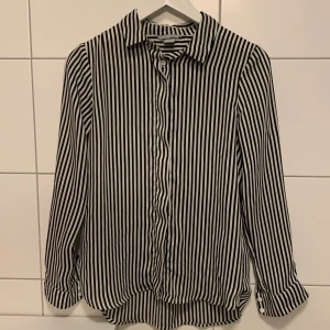 Randig skjorta  - Randig blus från hm. Bra skick
