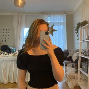 Svart topp från Gina tricot  - Säljer denna topp från Gina tricot då jsg inte använder den.💗 Dem är i ett stretchigt och tjockt material.💕